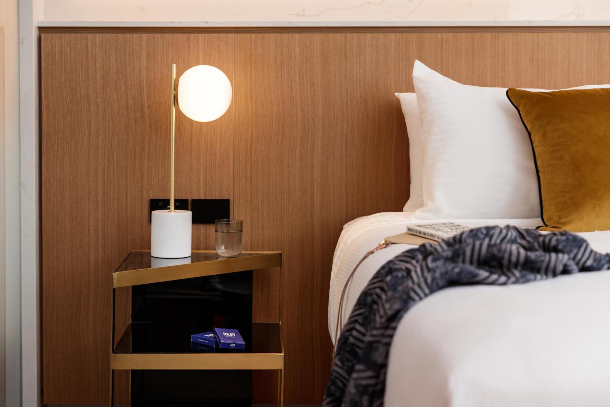 Crystalbrook Riley Hotel Cairns Luaran gambar A bedside table