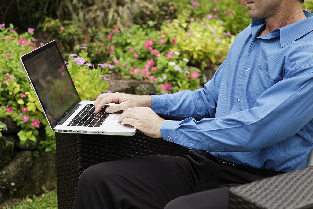 Crystalbrook Riley Hotel Cairns Luaran gambar A man working on a laptop