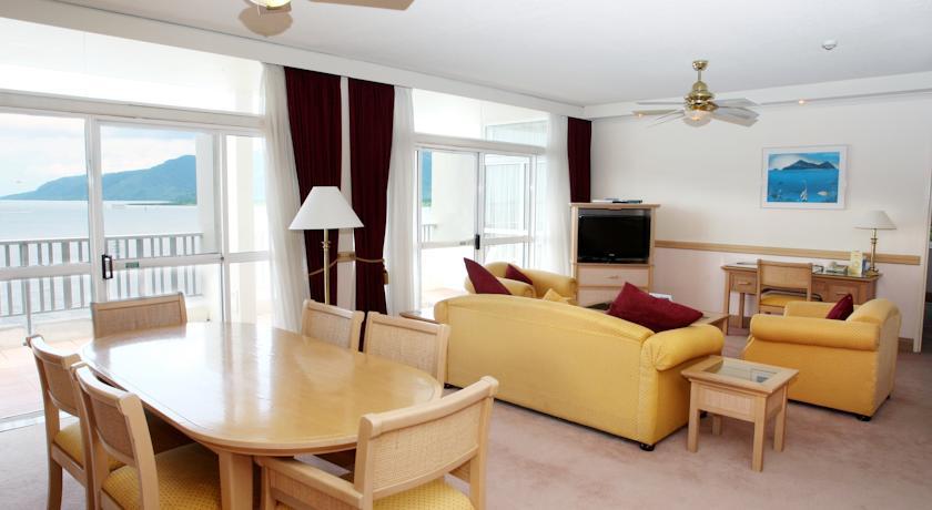 Crystalbrook Riley Hotel Cairns Luaran gambar A living room in a typical apartment