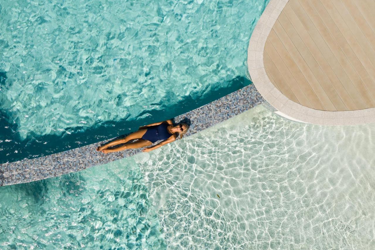 Crystalbrook Riley Hotel Cairns Luaran gambar Aerial view of a woman sunbathing in a swimming pool