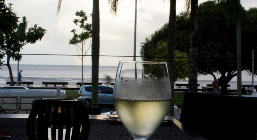 Crystalbrook Riley Hotel Cairns Luaran gambar A glass of white wine
